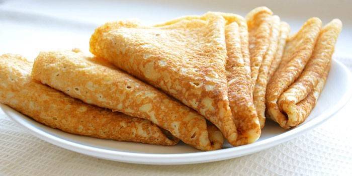 Bánh kếp mỏng có lỗ trên đĩa