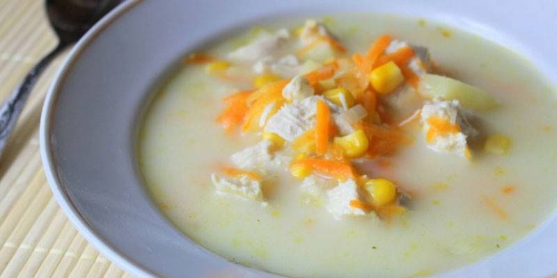 Sopa de blat de moro i pollastre