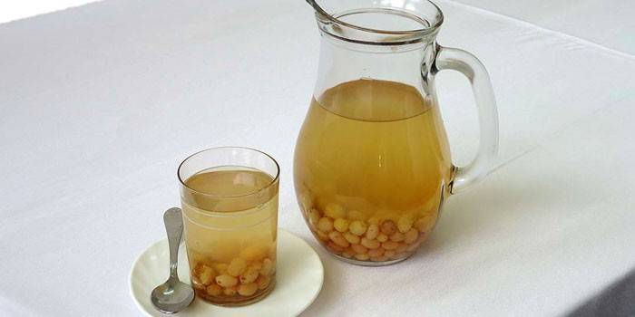 Rosinenbrühe in einem Krug und in einem Glas
