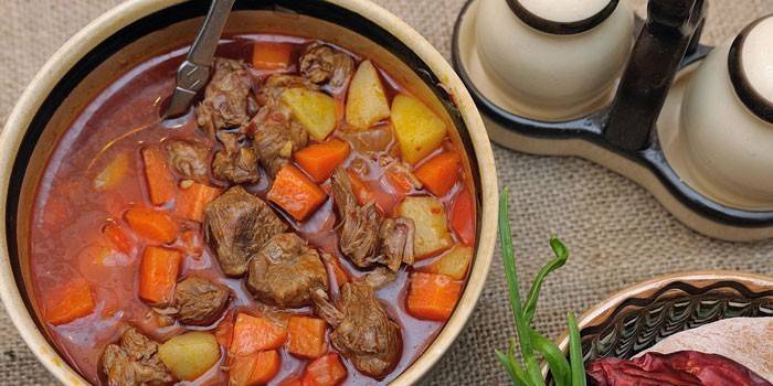 Com batatas, cenouras e carne