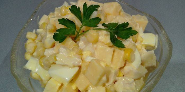 Salada com frango, queijo e milho