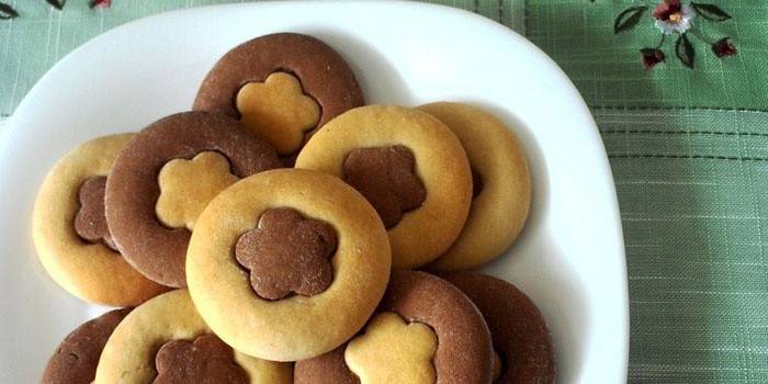 Bolinhos de duas cores em uma placa