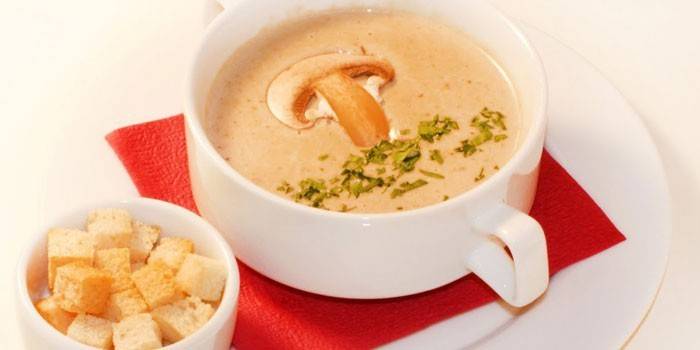 Teller mit Cremesuppe mit Crackern