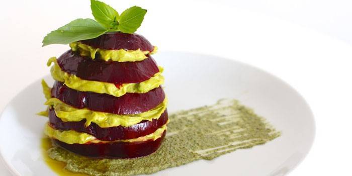 Rote-Bete-Millefeuille mit Avocado