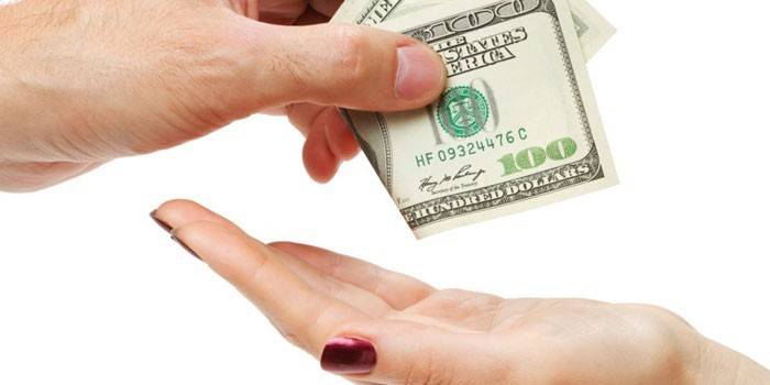 Cent dollars dans les mains