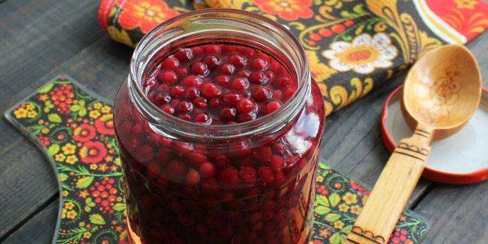 Eingeweichte Preiselbeeren im Glas