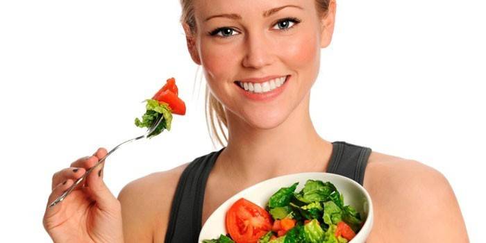 Ragazza che mangia insalata