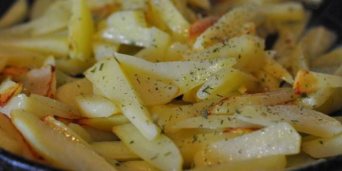 Pommes de terre frites à l'ail et aux oignons