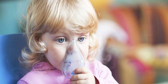 Niño con un nebulizador