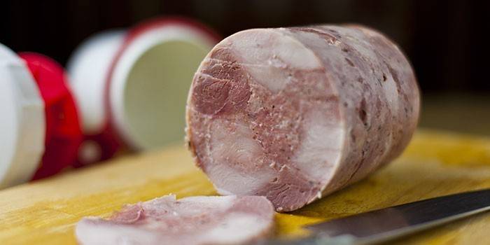 Prosciutto di maiale su un tagliere