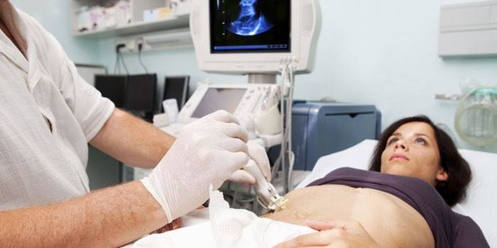 Bác sĩ thực hiện hóa trị liệu cho bệnh nhân gan gan