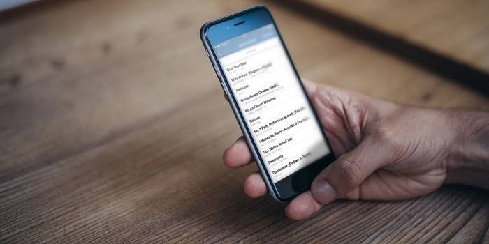 Telefonas su atidarytu „Vkontakte“ puslapiu