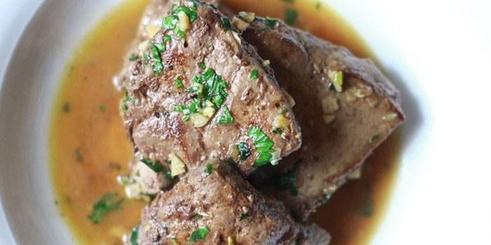 Geschmorte Rinderleber in Weinsauce