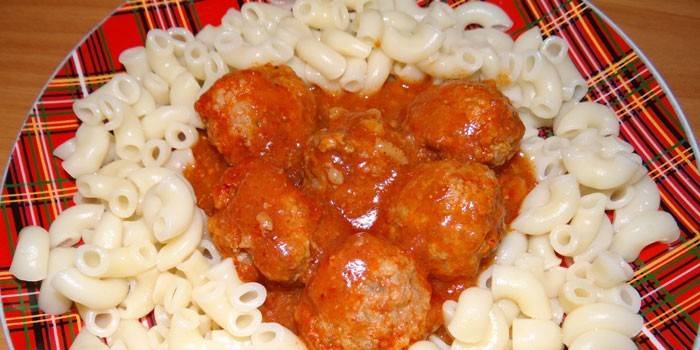 Pasta với thịt viên