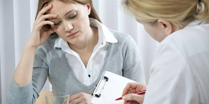 Fille à la consultation avec un docteur