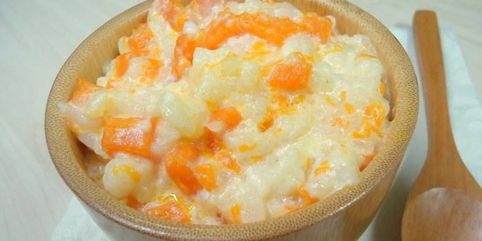 Gachas de amistad con trozos de calabaza en un plato