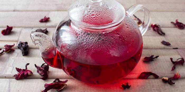 Hibiska tēja tējkannā