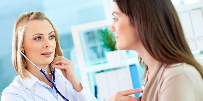 Fata la examen de către un medic