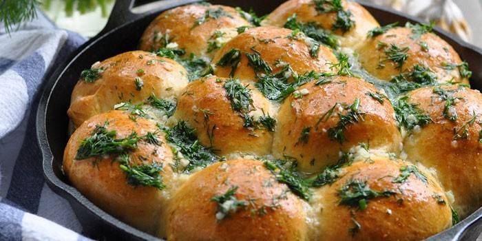 Knoblauch Pampushki mit Kräutern in einer Pfanne