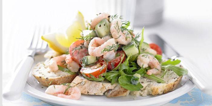Servir une salade de légumes aux fruits de mer sur une baguette