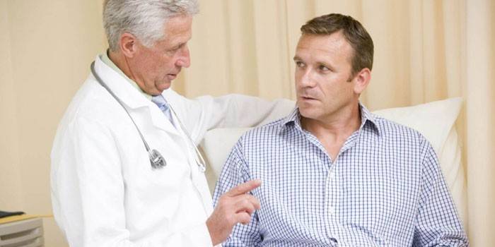 Un hombre hablando con un doctor