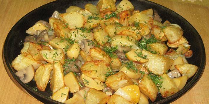 Pommes de terre sautées aux champignons dans une casserole