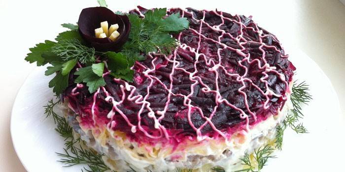 Hering unter einem Pelzmantel mit Käse