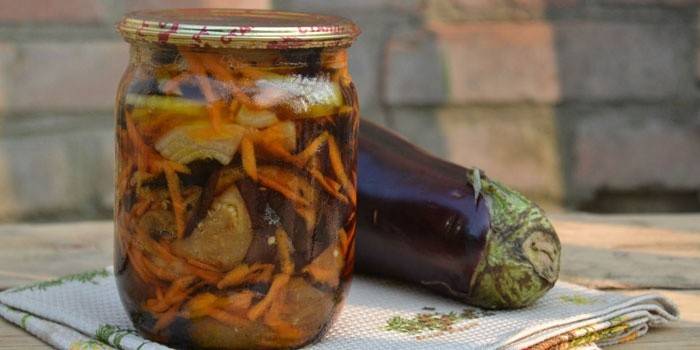 Aubergine forretter med gulerødder i en krukke og aubergine