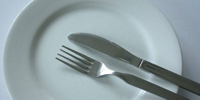 Plato, cuchillo y tenedor