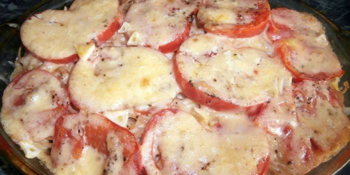 Gebackene Nudeln mit Tomaten unter einer Käsekappe