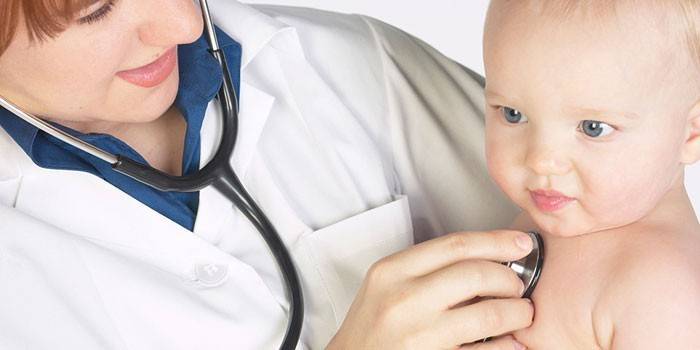O médico examina uma criança pequena