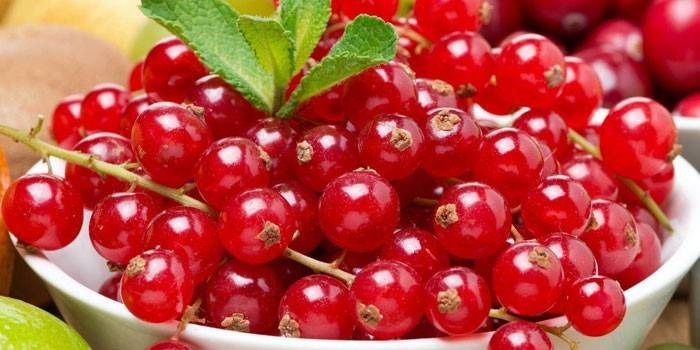 Nho đỏ trong một cái đĩa
