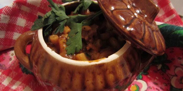 Carne em uma panela com legumes
