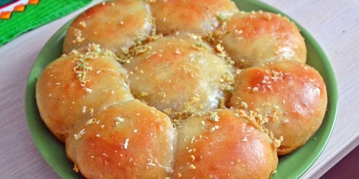 Fertige Donuts mit Knoblauchdressing auf einem Teller