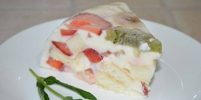 Fatia de bolo de frutas e geléia