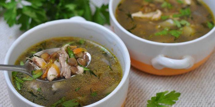 Sopa de lentejas en caldo de pollo en platos