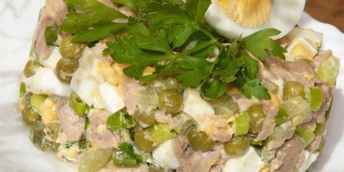 Yumurta ve yeşil bezelye ile morina karaciğer salatası
