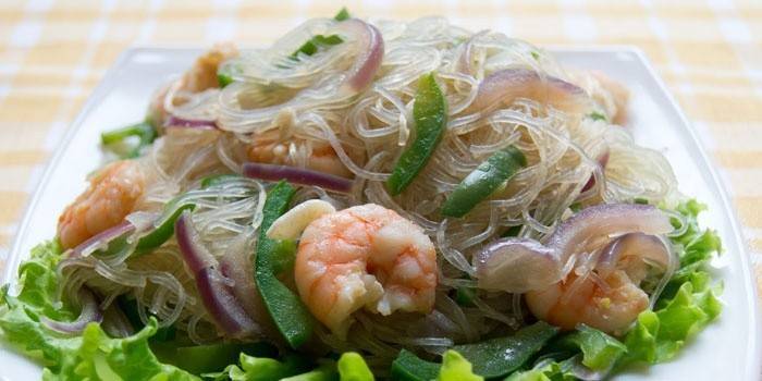 Ensalada de camarones al estilo asiático con funcho