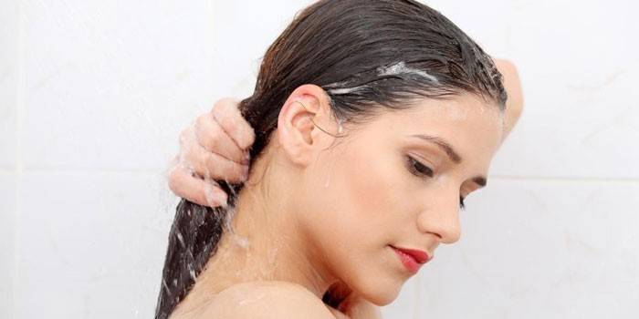 Garota lava o cabelo