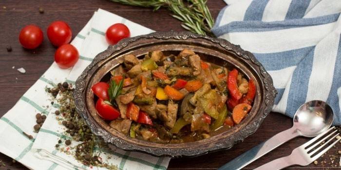 Guisado com carne de porco e legumes