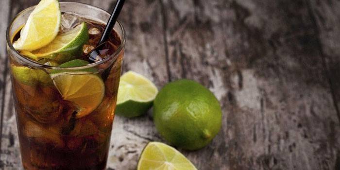Cocktail Kubas libre in einem Glas mit Kalk