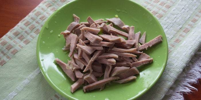 Julienne βράζει τη γλώσσα