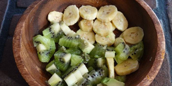 Banane e kiwi affettati in un piatto