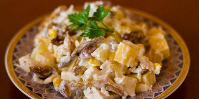 Hühner- und Ananassalat auf einer Platte
