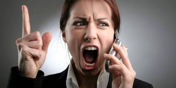 Mergina rėkia į telefono imtuvą