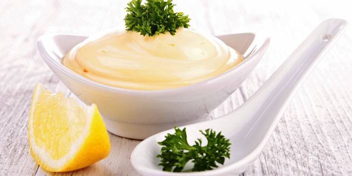 Mayonnaise aux œufs avec jus de citron
