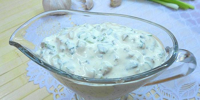 Sauce tartare à la mayonnaise en saucière