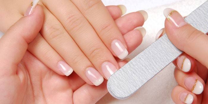 Ragazza fare manicure