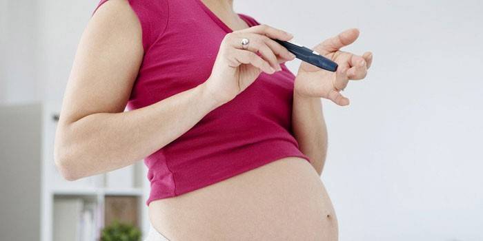 Bà bầu kiểm tra lượng đường trong máu