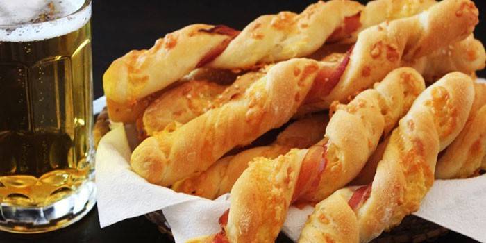Ποτήρι μπύρας και ζαχαροπλαστικής με μπέικον και τυρί